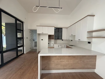 4 Bedroom Flat & Apartment