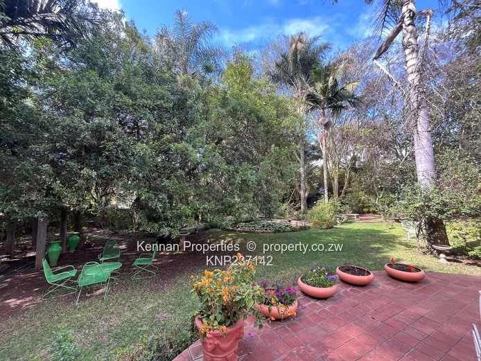 3 bed townhouse set in a large garden with lovely trees