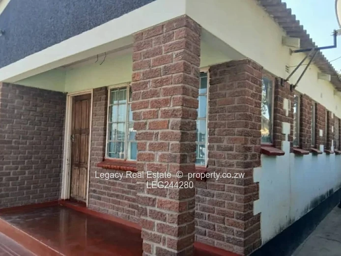 Chitungwiza Unit C House For Sale With Cottage