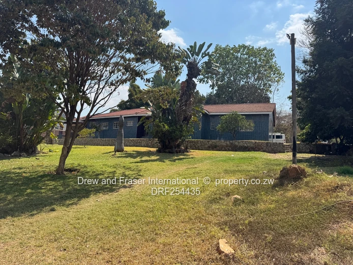 Glen Lorne: 5-Bed Family Home with Pool & Large Grounds