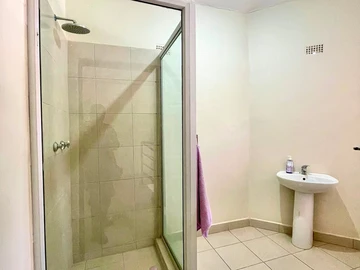 6 Bedroom Flat & Apartment