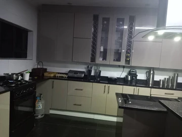 6 Bedroom House