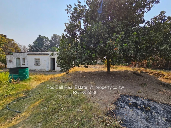 2-Bed Athlone Home on 3007 m² — Large Garden & Tiled Lounge
