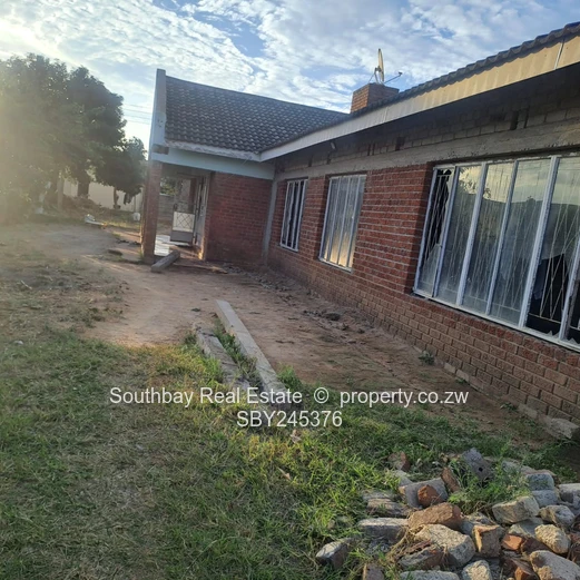 Lovely home in a secure, well-kept environment! Grab an opportunity. (Sole Mandate)