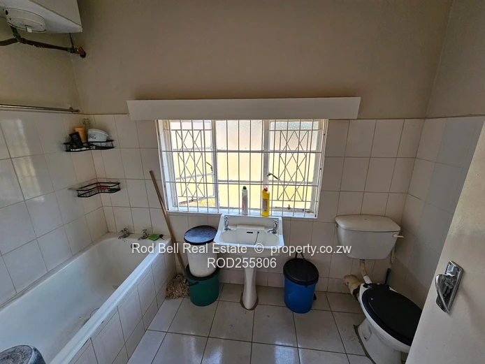 2-Bed Athlone Home on 3007 m² — Large Garden & Tiled Lounge