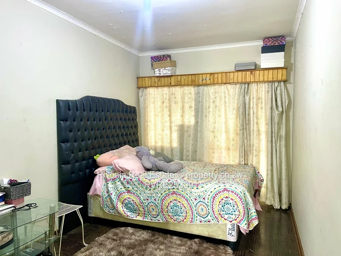 Gracious 5-Bed Colonial in Eastlea with Pool & Garden