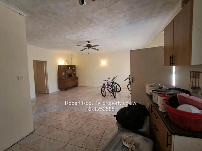 Sunny 2-Bed Cottage in Kambanji, Borehole & Tiled Floors