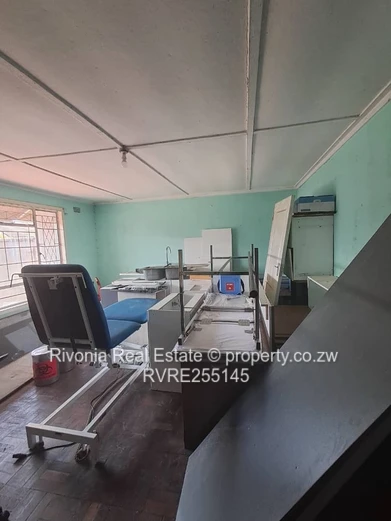 Southerton 3-Bed Bungalow on 668 m² — Walled Yard