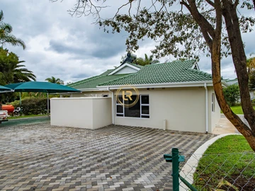 4 Bedroom Flat & Apartment