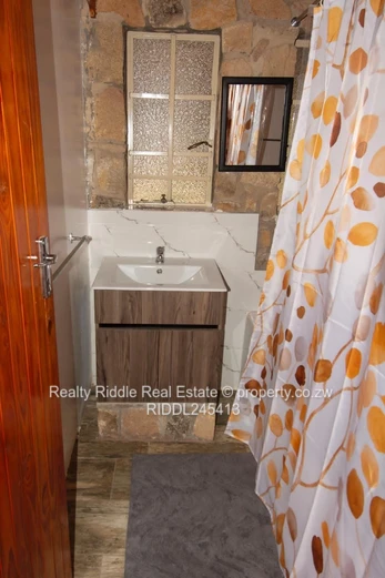 Nyanga Thatched Stone Lodge — Fireplace, AC & Wi-Fi