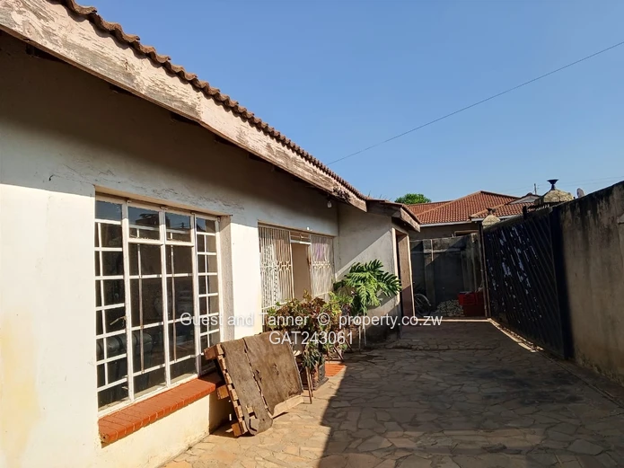 4 Bedroomed house For Sale In Mainway Meadows