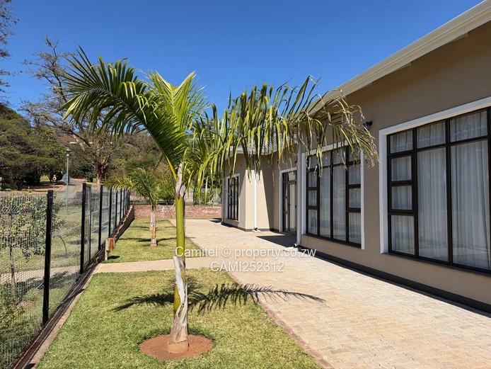 Borrowdale Brooke inside the boom-Newly build modern 4 beds all en-suite Solar & Borehole