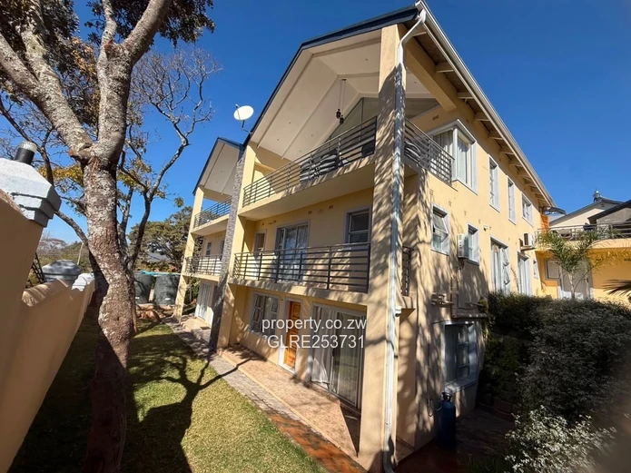 Sunny 3-Bed Apartment with Garden & Balcony in Greystone Park