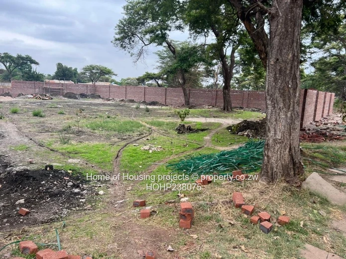 Prime 1000m² Walled Stand in Bluff Hill — Tarred Road & Sewer