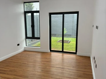 4 Bedroom Flat & Apartment