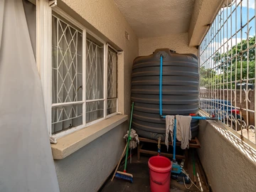 2 Bedroom Flat & Apartment