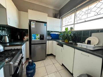 2 Bedroom Flat & Apartment