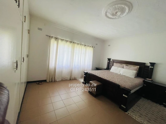 Sunridge 4-Bed Home — Walled Garden, Garage & Verandah