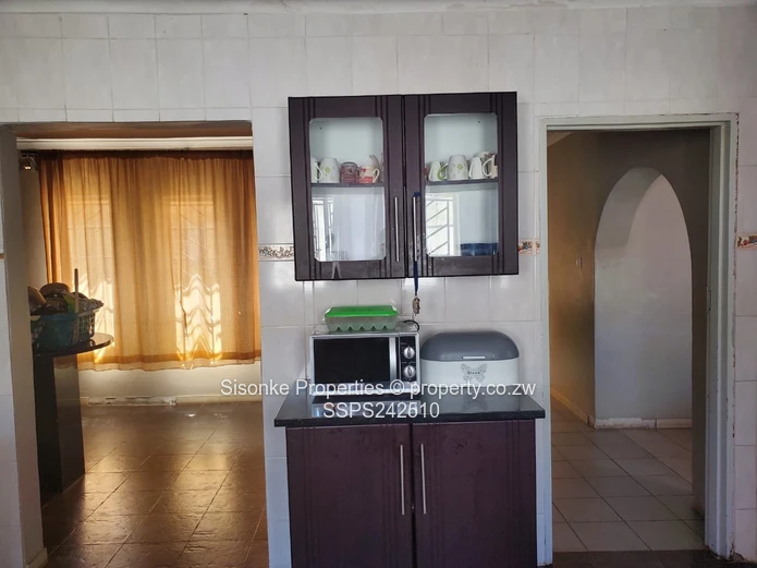 Walled 4-Bed Home Zimre Park — Borehole & Driveway