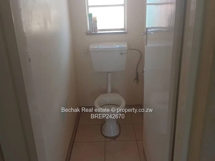 Bellevue: 3-Bed Home on 3,900 m² with Cottage & Garage