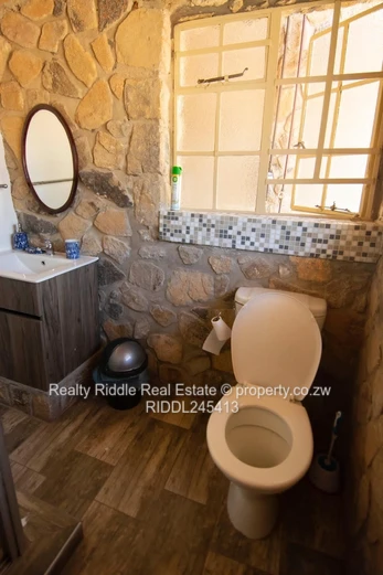 Nyanga Thatched Stone Lodge — Fireplace, AC & Wi-Fi