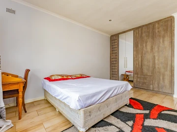 2 Bedroom Flat & Apartment