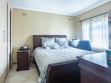 3 Bedroom Flat & Apartment