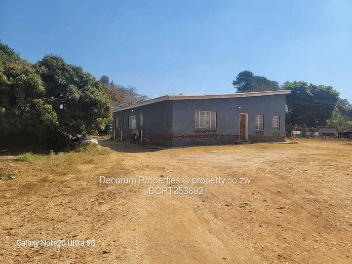 Glenlorne Kambanji stand with self contained 3 bedroomed cottage for sale (Sole Mandate)