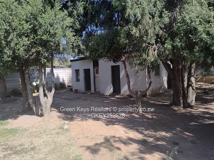 4000sqm of prime land right by the shops