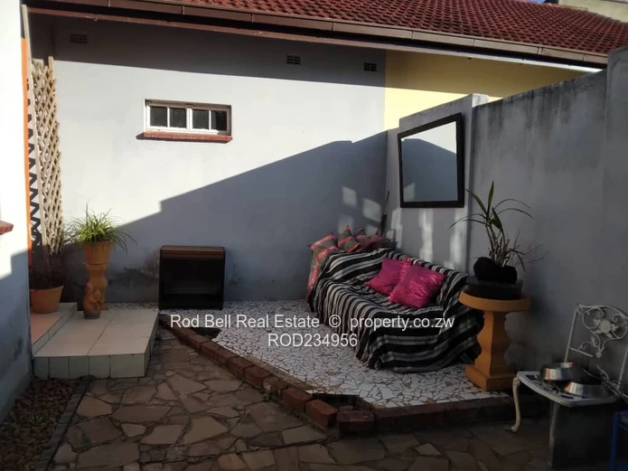 Bright 2-Bed Garden Flat in Glen Lorne