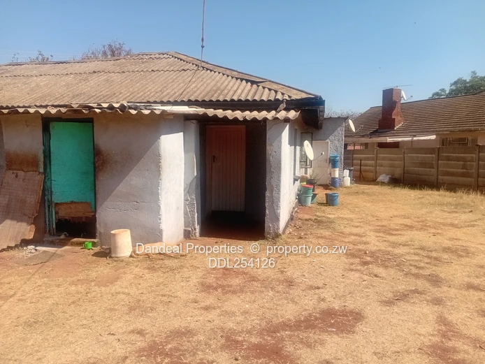 Eastlea Office on 2,500m² — Yard, Parking & Main Road Frontage