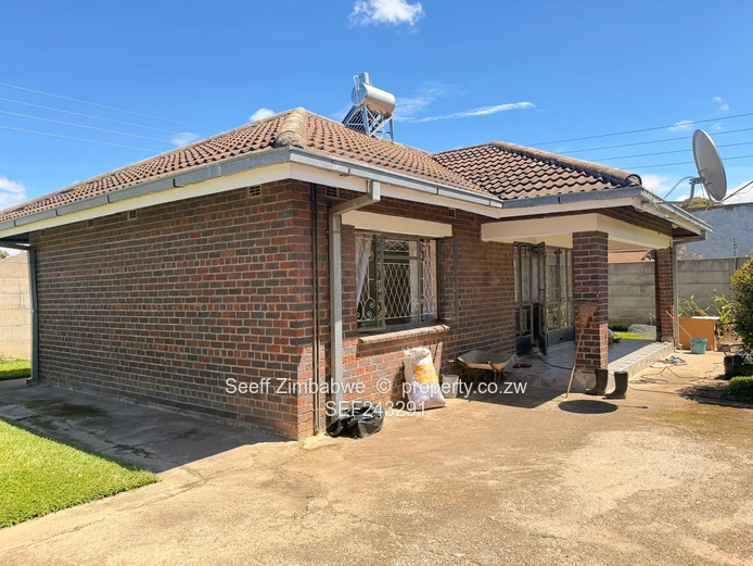 Exceptional 5-Bedroom Executive Home with Self-Contained Cottage – Old Windsor