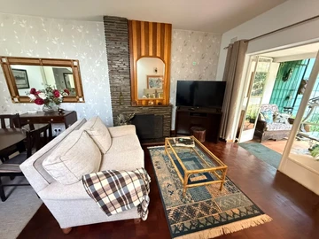 2 Bedroom Flat & Apartment