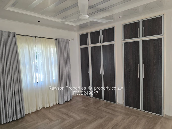 Windsor Park: 5-Bed Brick Home on 2000 m² — Island Kitchen