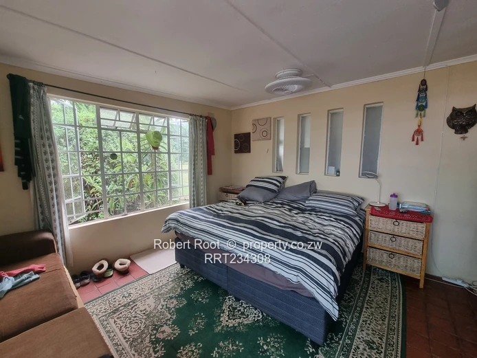 2-Acre Dam-Front Property In Glen Lorne!