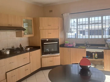 6 Bedroom House