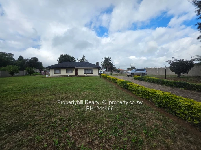 Manningdale 2-Bed with a Non Functional  Pool, Borehole & Large Garden (Sole Mandate)