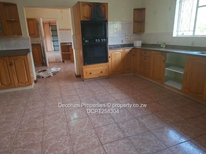 Highlands 5-Bed Home — Borehole, Garden & Fireplace