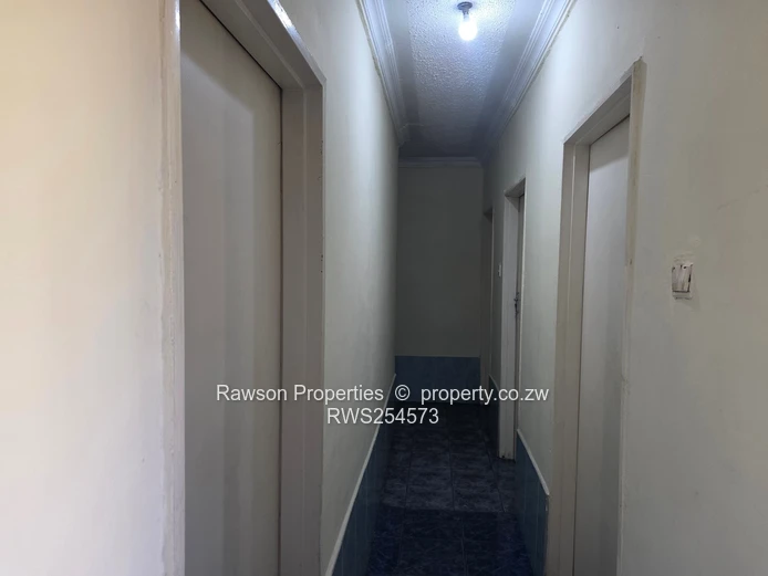 Glen Lorne: 5-Bed Family Home on 5965m² — Pool & Borehole (Sole Mandate)