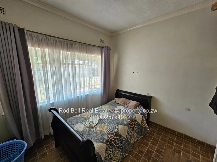 Braeside 3-Bed Family Home on 823m² — Garden & Garage