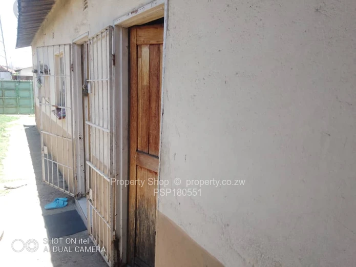 5-Bedroom Home for Sale in Glen View, Harare with Lush Garden & Fitted Kitchen