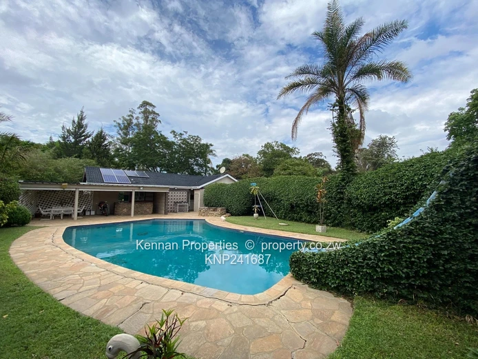 Exceptionally well maintained 3 bedroom home - Strathaven (Sole Mandate)