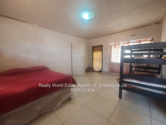 For Sale: 5-Bed Home with 2-Bed Cottage – Zimre Park, Ruwa (Sole Mandate)