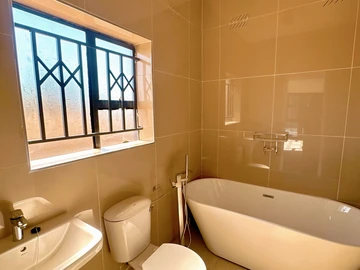 4 Bedroom Flat & Apartment