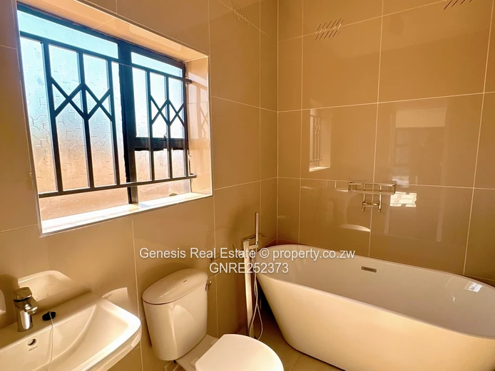 Modern 4-Bedroom Apartment in Manresa 
