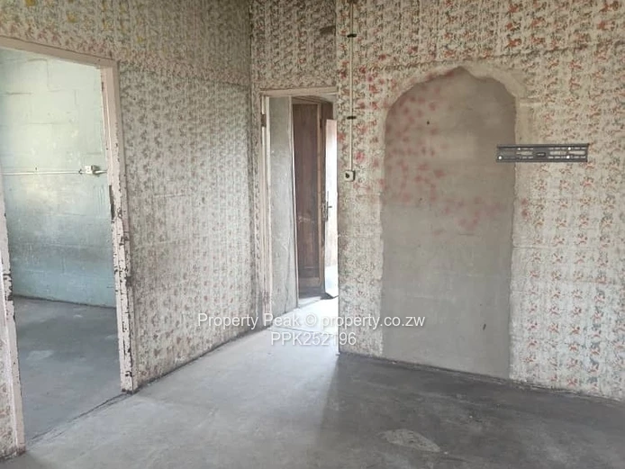 Glen Norah Main Road 2-Bed Home — Walled Yard, Good ZESA