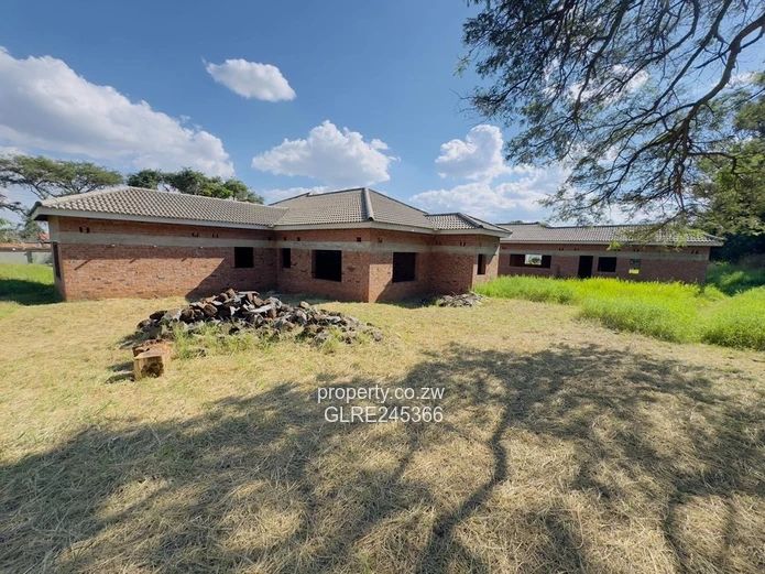 Unfinished 5-Bed 700 m² Home on 1 Acre in Bluff Hill