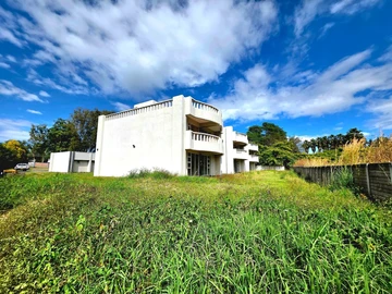 5 Bedroom Flat & Apartment