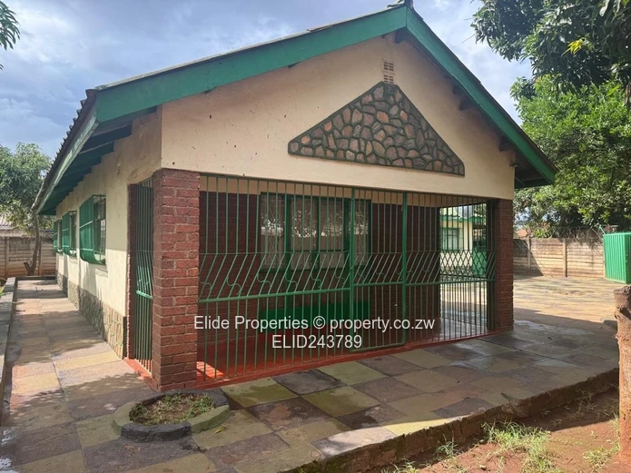 House for Sale in Budiriro 1,Harare  5 bedrooms main ensuite, dining , lounge, fitted kitchen, seper (Sole Mandate)
