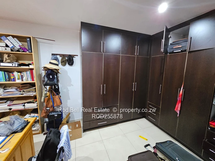 Large 5-bedroom family home with cottage